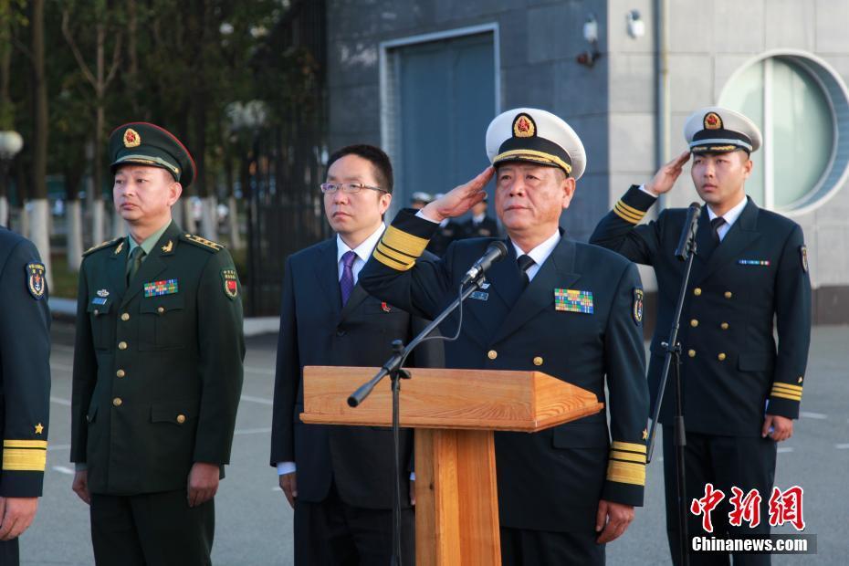 图为中方总导演,中国海军副司令员田中(右二)参加送行仪式