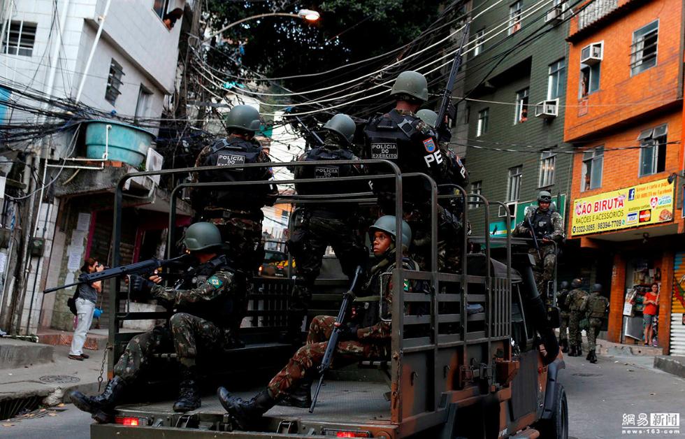巴西黑帮火拼警方出动 贫民窟民众淡定围观