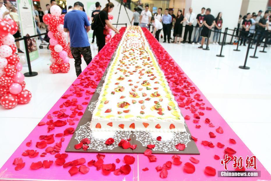 巨型生日蛋糕亮相亮相天津 数百人围观分食