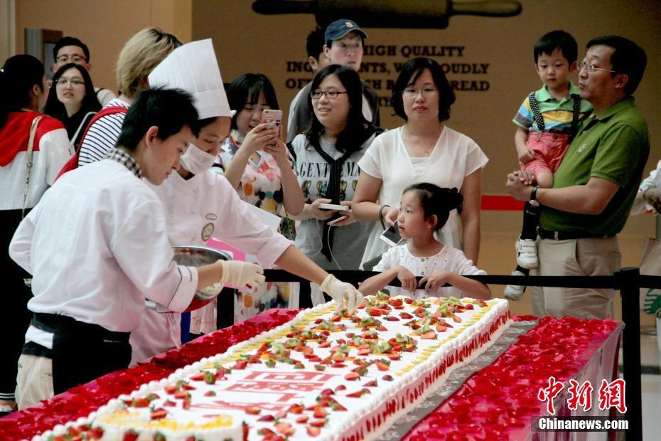 巨型生日蛋糕亮相. 张道正 摄
