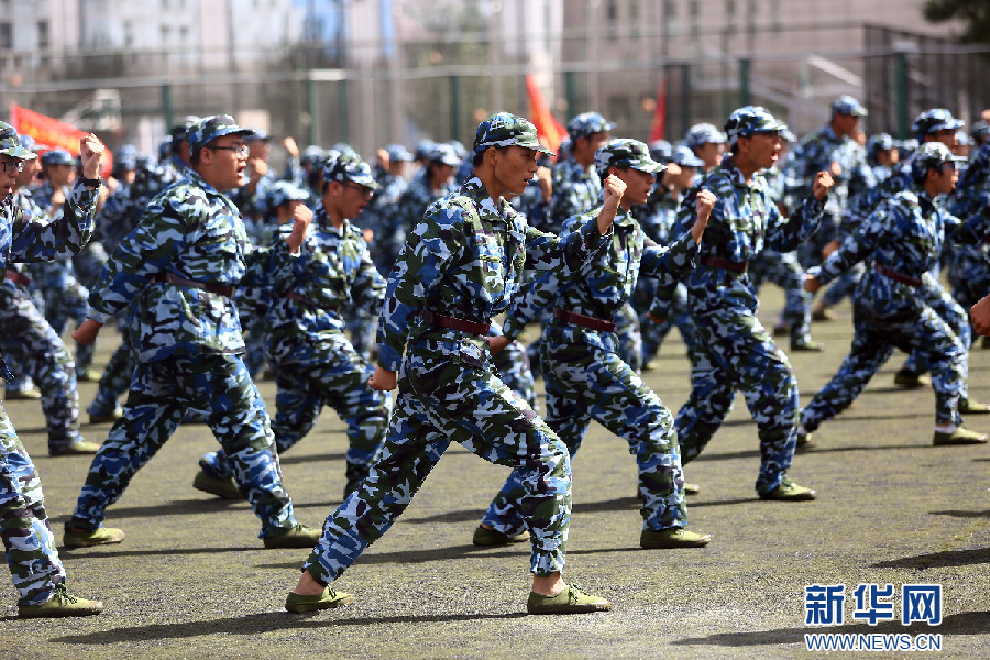 9月22日,天津醫科大學學生進行軍體拳表演.新華網發(劉東嶽 攝)