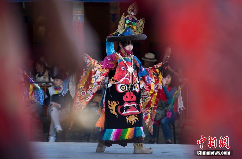 班禅驻锡地扎什伦布寺举行跳神节