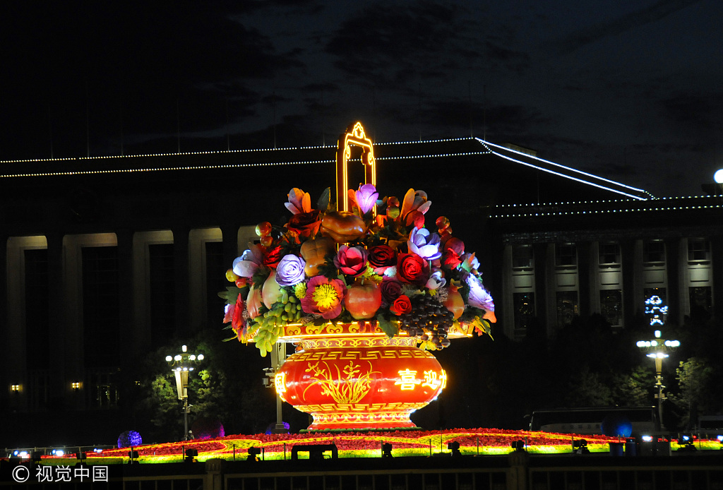 天安门国庆花篮开始试灯 绚彩夺目惹人醉_图片频道__中国青年网