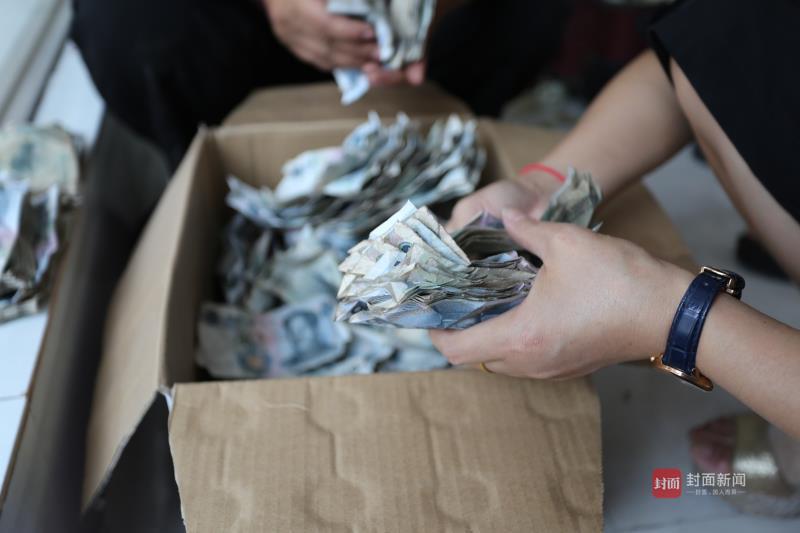 男子每天用11元钱为妻子叠爱心 6年凑钱买了车——中国青年网