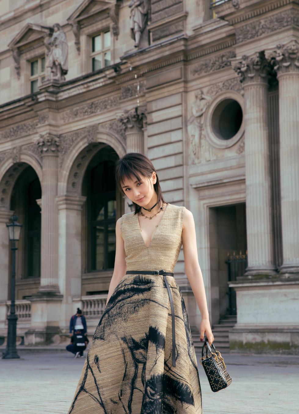 王子文巴黎秀场气质非凡