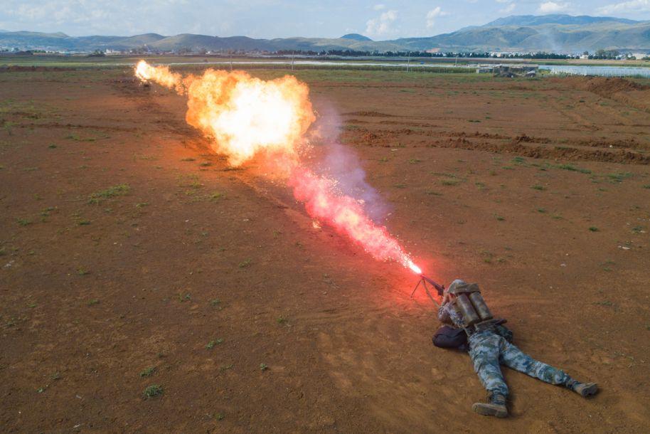 图为另一角度拍摄的图为第75集团军某红军旅士兵使用火焰喷射器消灭靶