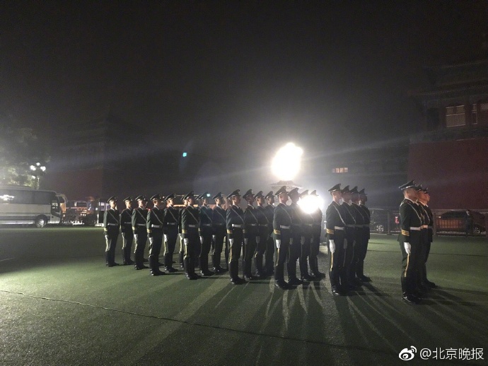 喜迎国庆 这是凌晨4点半的国旗护卫队