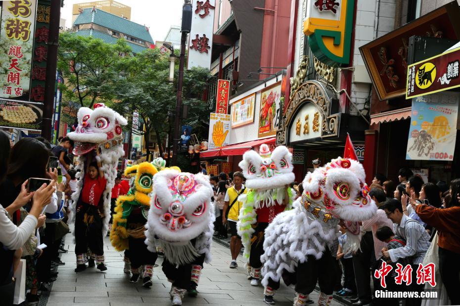 日本横滨侨胞举行盛大巡游欢庆国庆