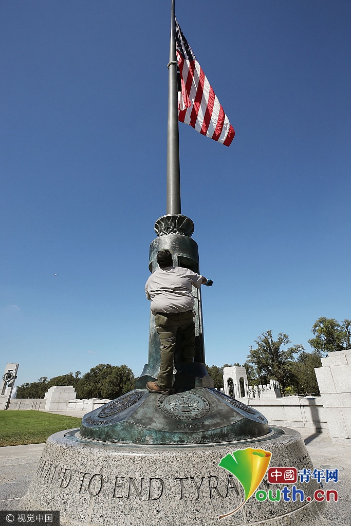 美国多地降半旗哀悼拉斯维加斯枪案遇难者