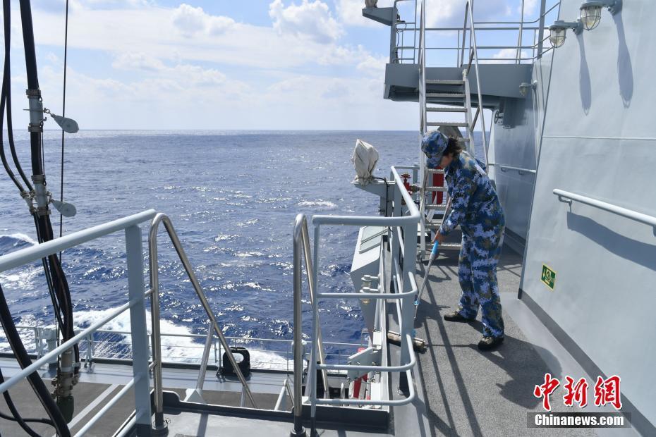 中国海军补给舰女兵的海上生活