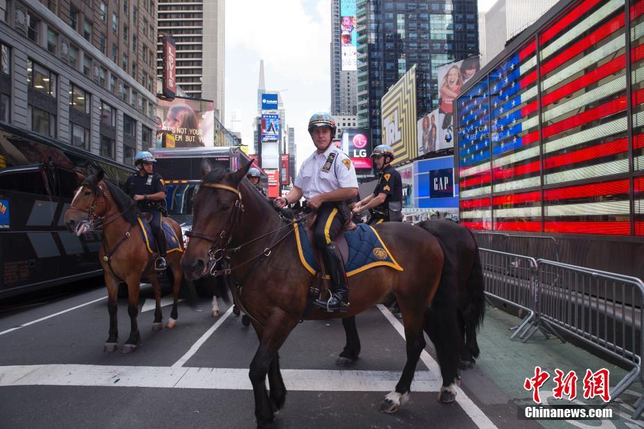 强图打榜 >> 正文  当地时间10月3日,美国纽约时代广场上骑警结队巡逻