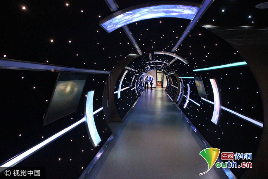 杭州一小学走廊设时光隧道 仿佛穿越去未来世界上课