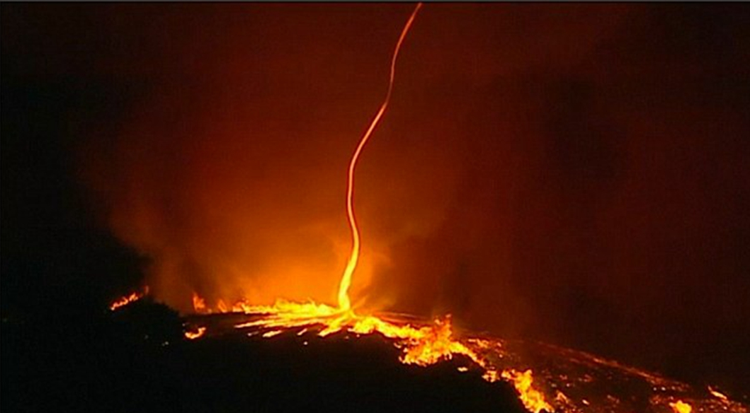 罕见火旋风数十米高火焰刺穿夜空