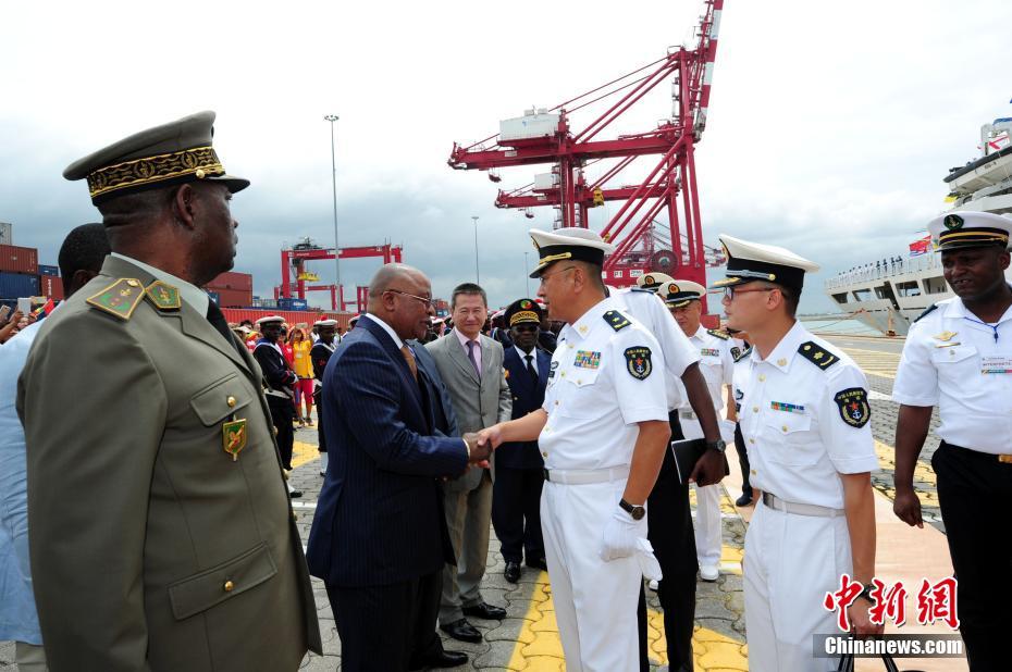 中国海军和平方舟医院船首访刚果(布)