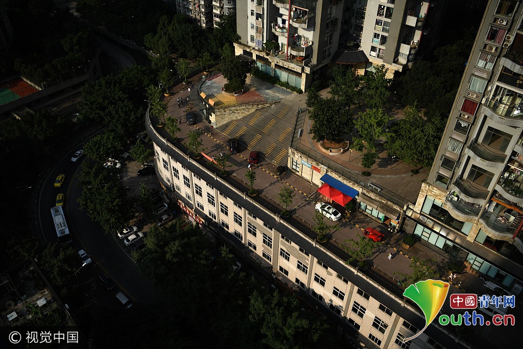 我伙呆重庆一条公路竟然修在屋顶上
