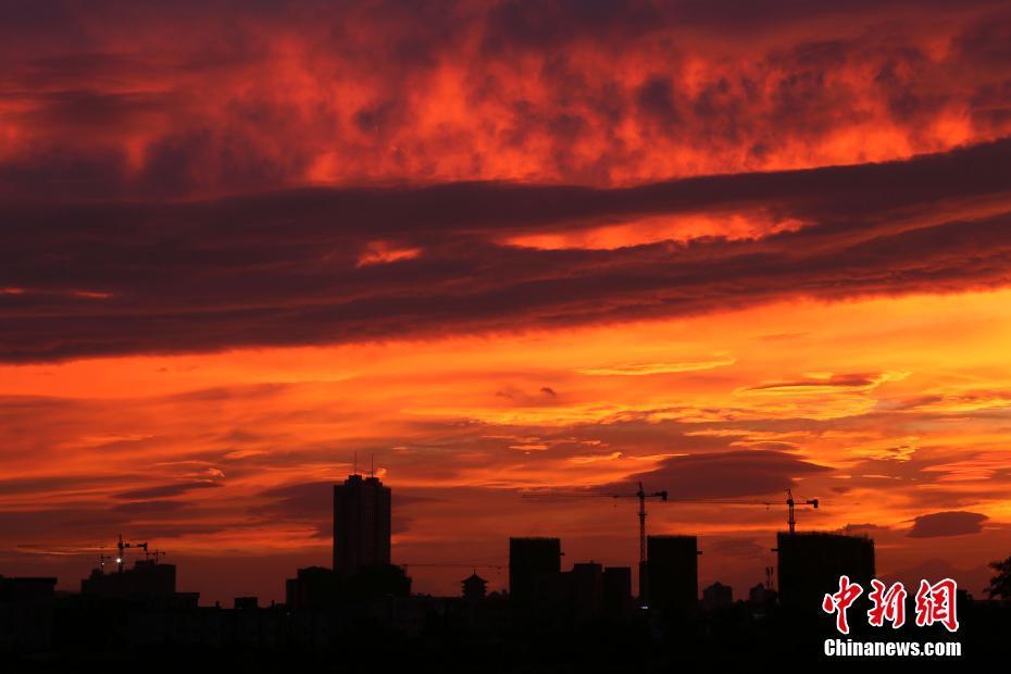 廣西欽州現罕見火燒雲景觀 場面壯觀