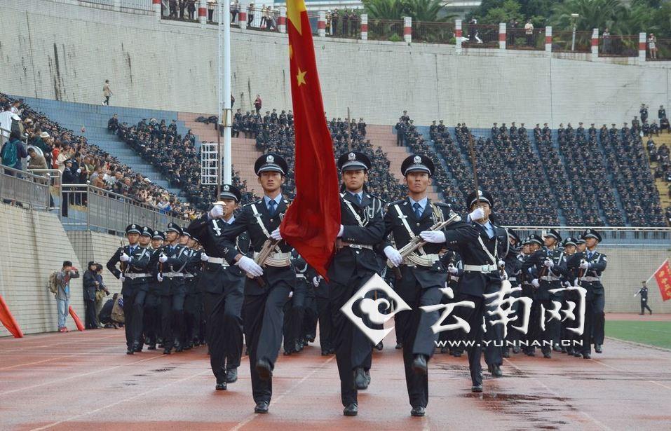 刷爆朋友圈云南警官学院新生与爷爷奶奶的合影暖动人心