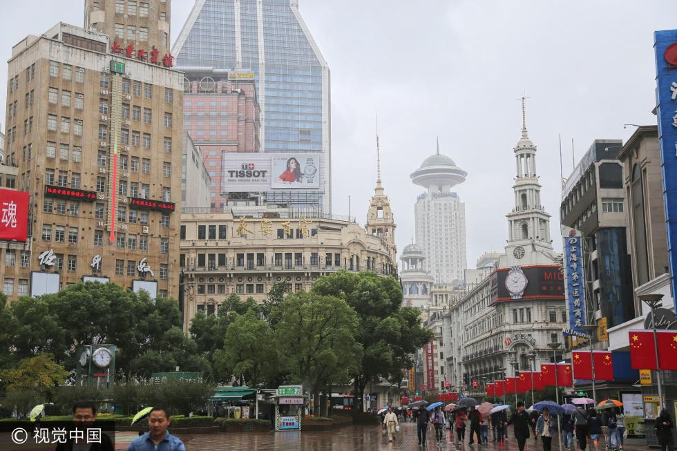 上海一大楼悬挂巨型温度计 可实时显示温度