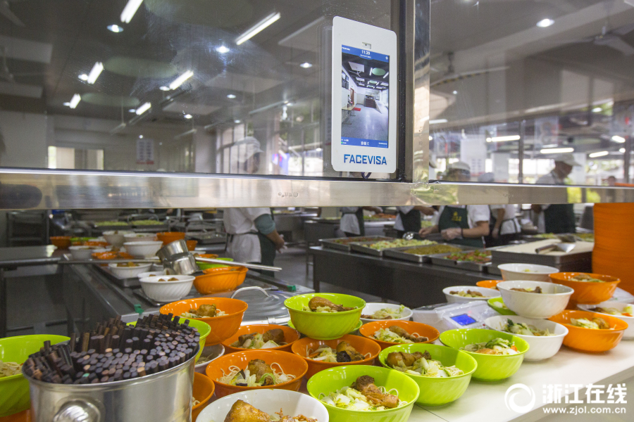 中学食堂推出刷脸点餐 只需8秒