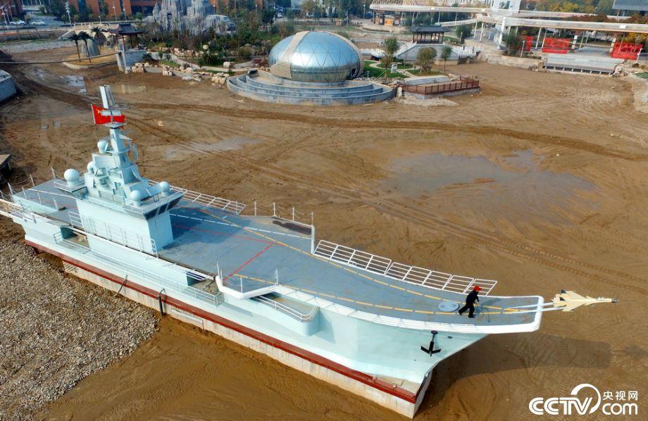 大学校园现大型"航空母舰" 系教师自行设计建造