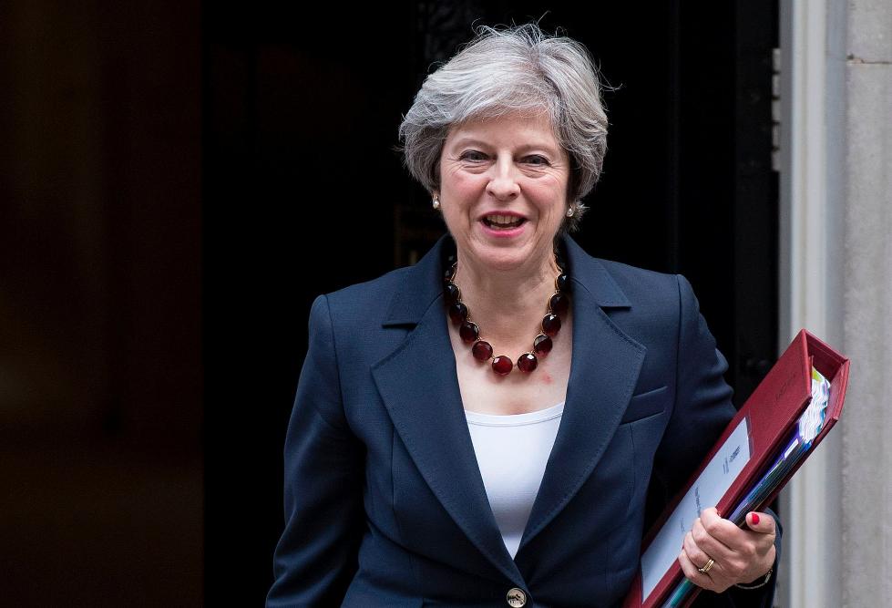 特蕾莎·梅参加首相质询 大珠串项链抢镜