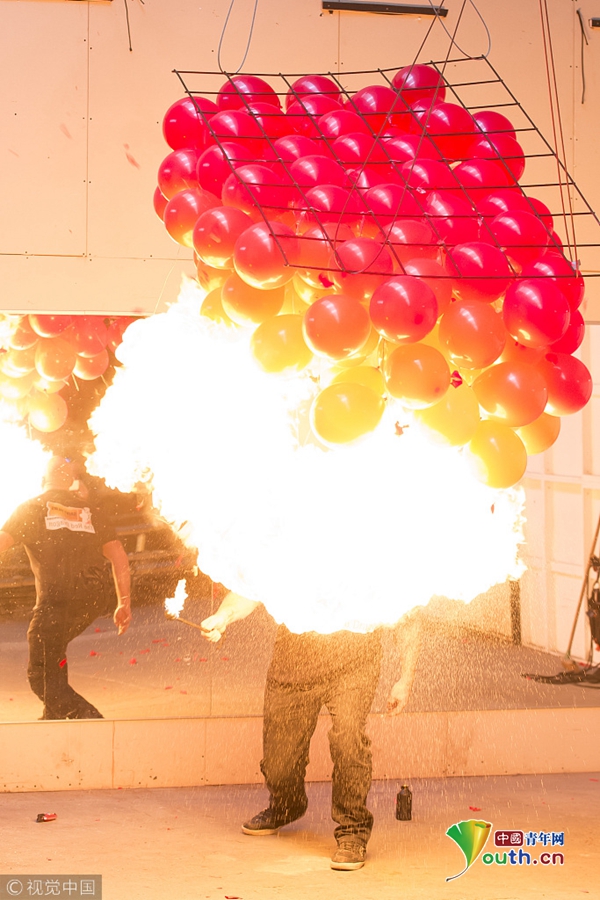 男子用火爆破131个气球打破吉尼斯世界纪录