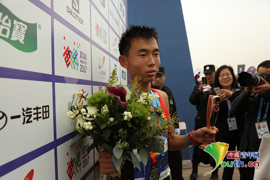 2017西安国际马拉松赛鸣枪开跑全民参与嗨翻古城