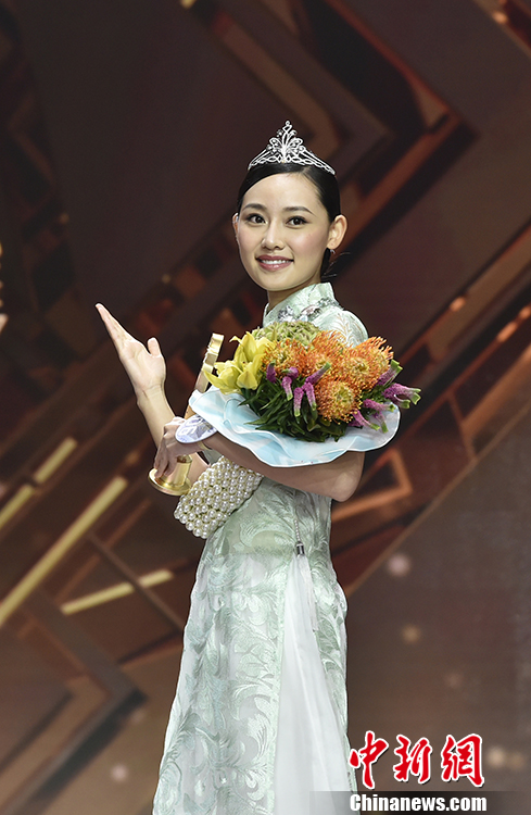 6号佳丽李明子获得冠军后向观众招手. 中新网记者 富宇 摄