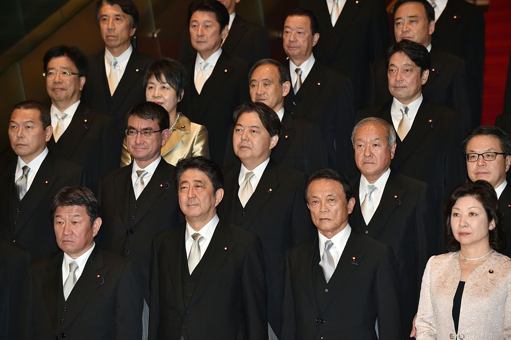 第四届安倍政府内阁成员集体亮相