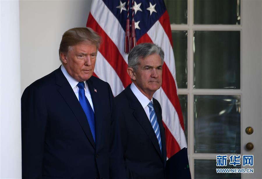11月2日,在美国华盛顿白宫,美国总统特朗普(左)与美联储理事杰罗姆?