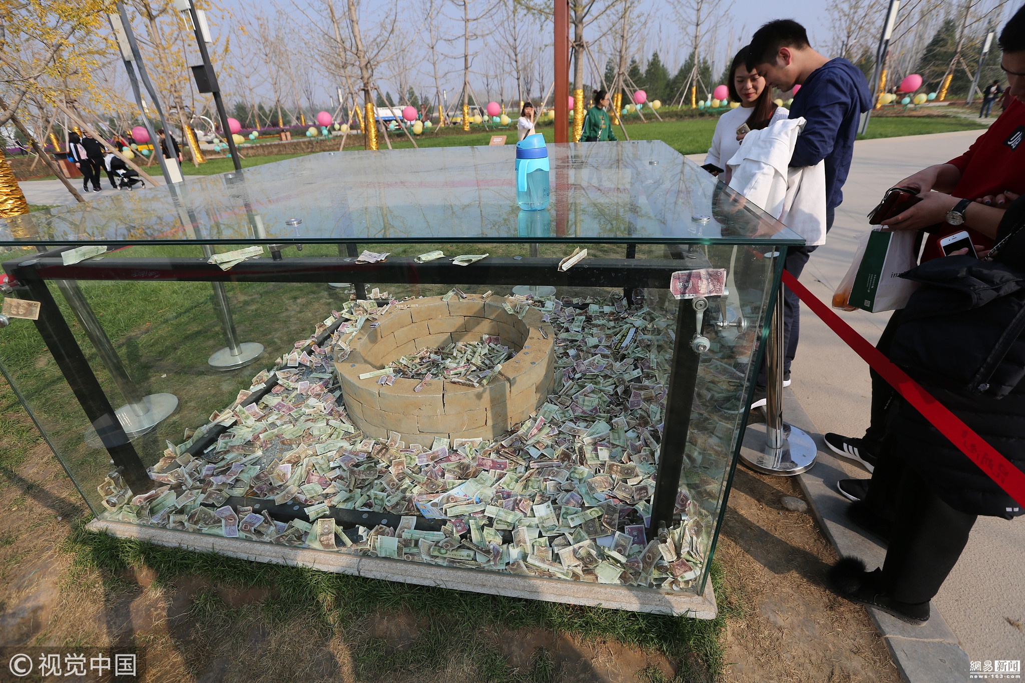 汉代文物被当许愿池游客祈福狂扔钱