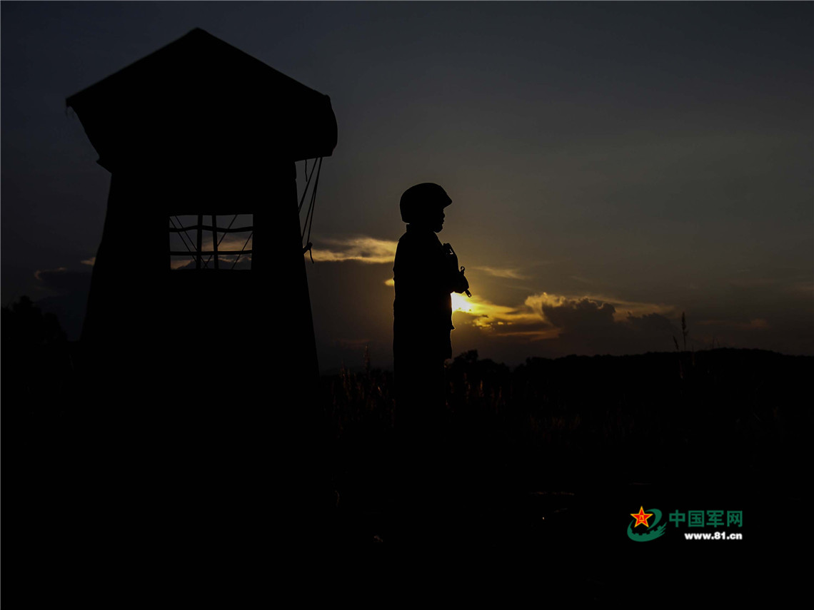 陆军战士的帅气身影和战地更配