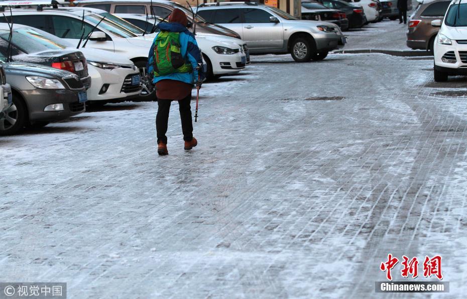哈尔滨雪后道路结冰 路面光滑如镜
