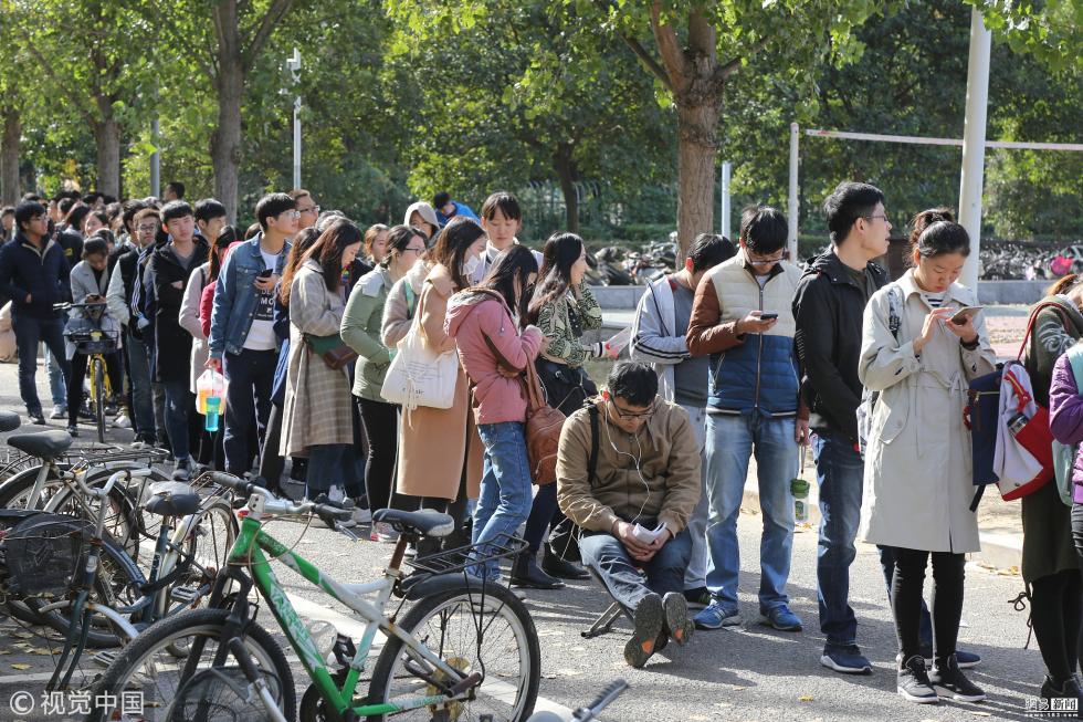河南郑州,设在一高校内的硕士研究生网上报名信息现场确认处排起长队