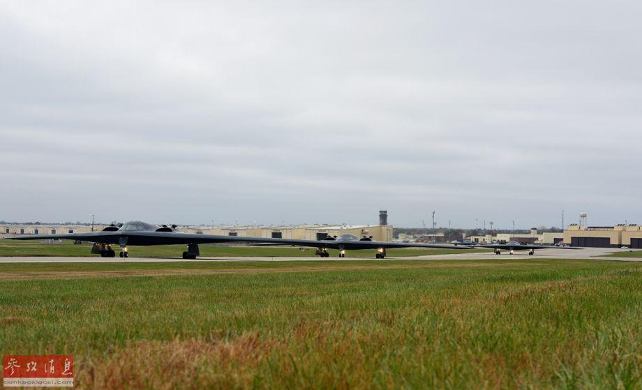 图为驻扎在怀特曼空军基地的b-2机群准备起飞演习,b-2是美空军执行