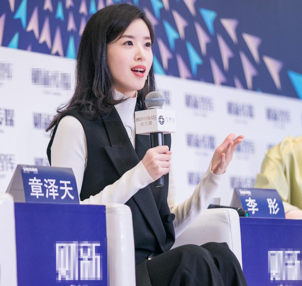 23岁奶茶妹妹章泽天穿职业装出席活动