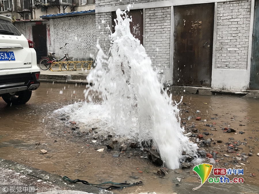 郑州一小区管道漏水现2米高喷泉居民拿水桶接回家备用