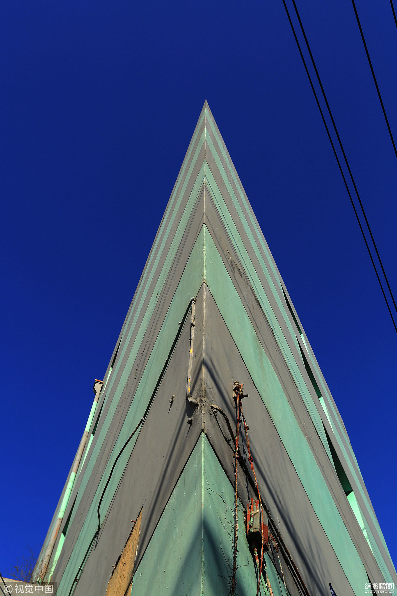 哈尔滨现"纸片楼" 侧面看薄如纸张 (3/5)