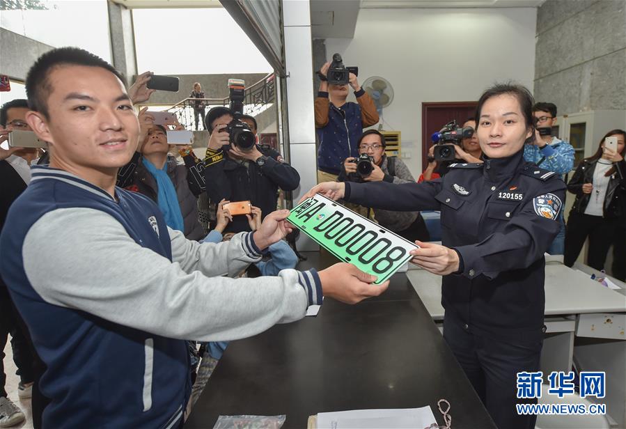 （社会）（1）我国12个城市启用新能源汽车专用号牌