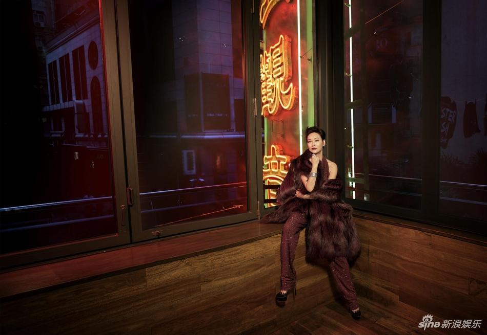 金马54曝入围者纪念写真舒淇捧杯洒脱惠英红妩媚