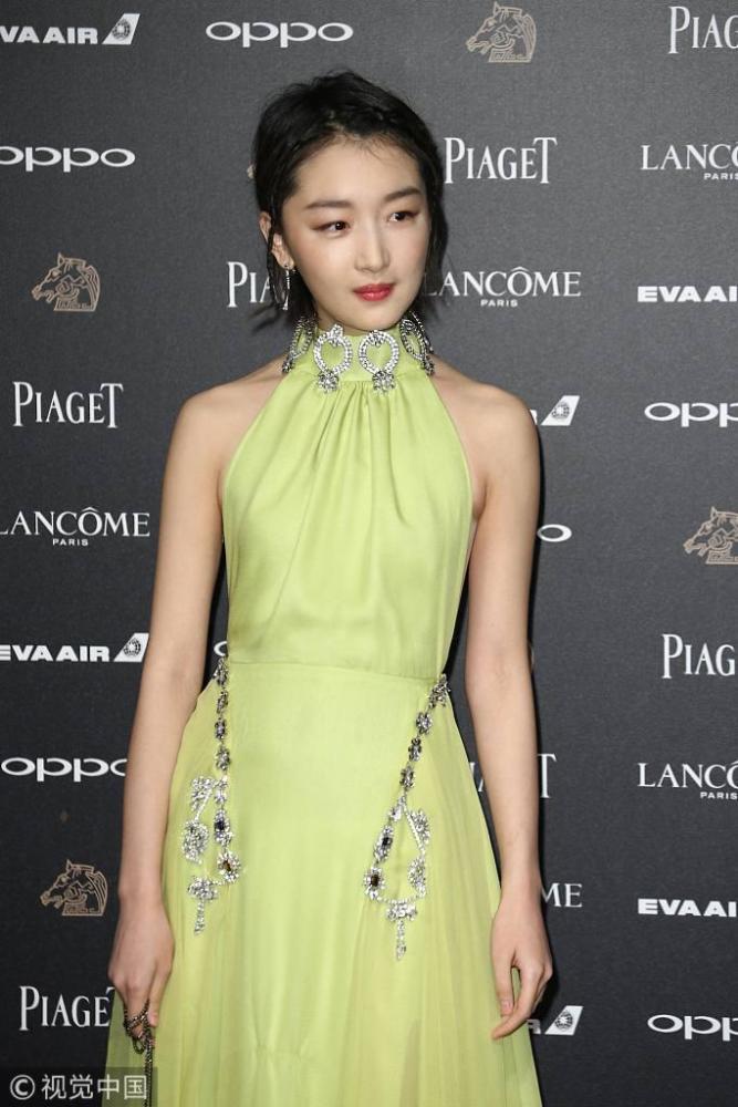 周冬雨亮相金马奖红毯热情飞吻大秀美背