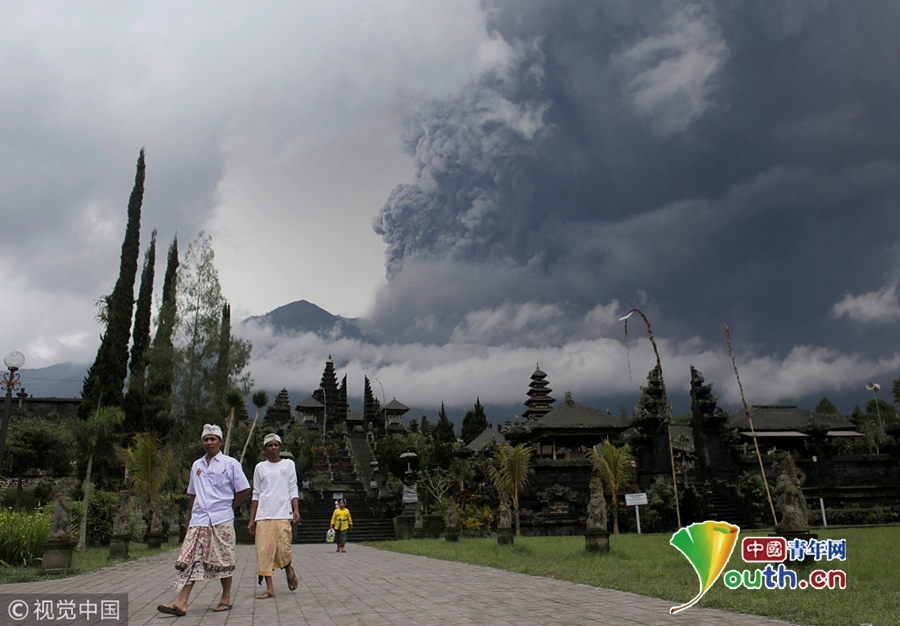 巴厘岛阿贡火山喷发 火山灰直冲云霄小朋友淡定拍照