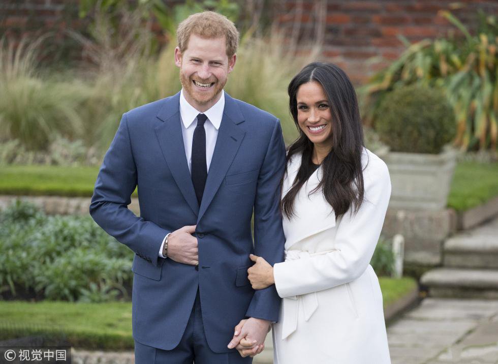 英国哈里王子与女友拍照宣布婚讯 手上钻戒抢眼