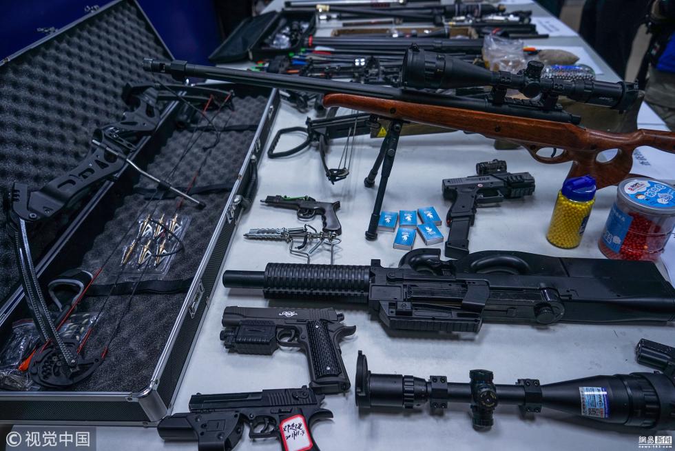 "黑社会"被抓街头示众 地上摆满枪支刀具