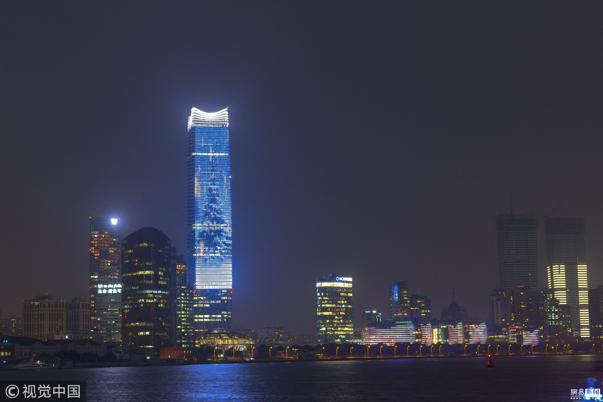 入夜时分,这幢超高层建筑的外墙上整体亮起了圣诞树造型的led灯光.