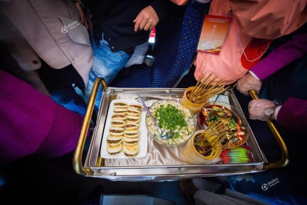 餐車專門為首發列車準備的雙城美食.