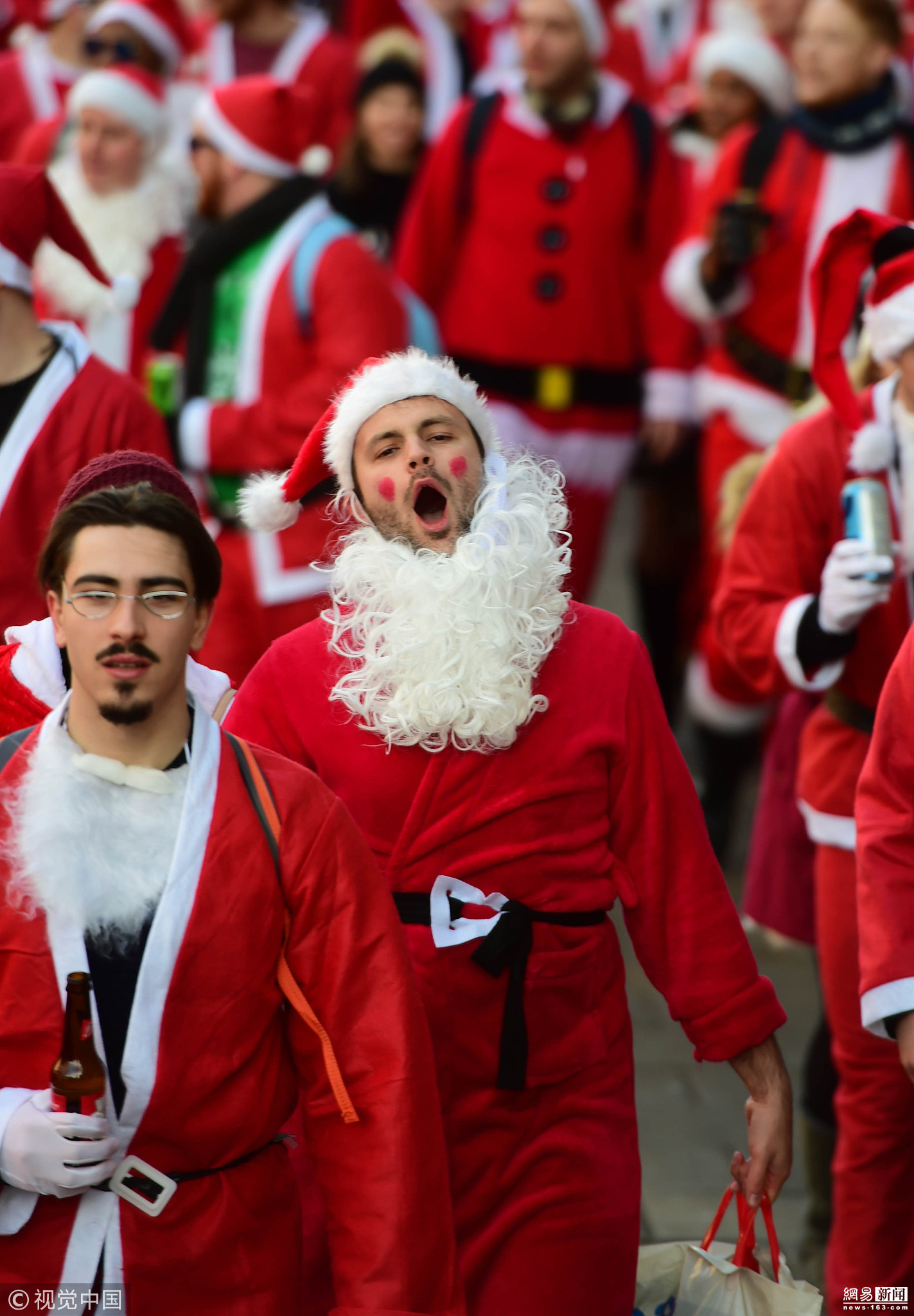 英国"圣诞老人"大集会 "老顽童"欢聚一堂 (5/5)