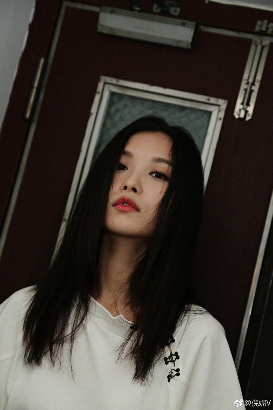 新浪娱乐讯 倪妮微博晒出一组美照,并配文"六周年于上海,感恩,纪念