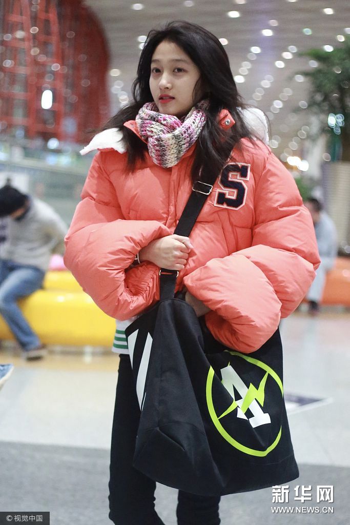 关晓彤穿粉红羽绒服变身"大力水手" 难掩活力