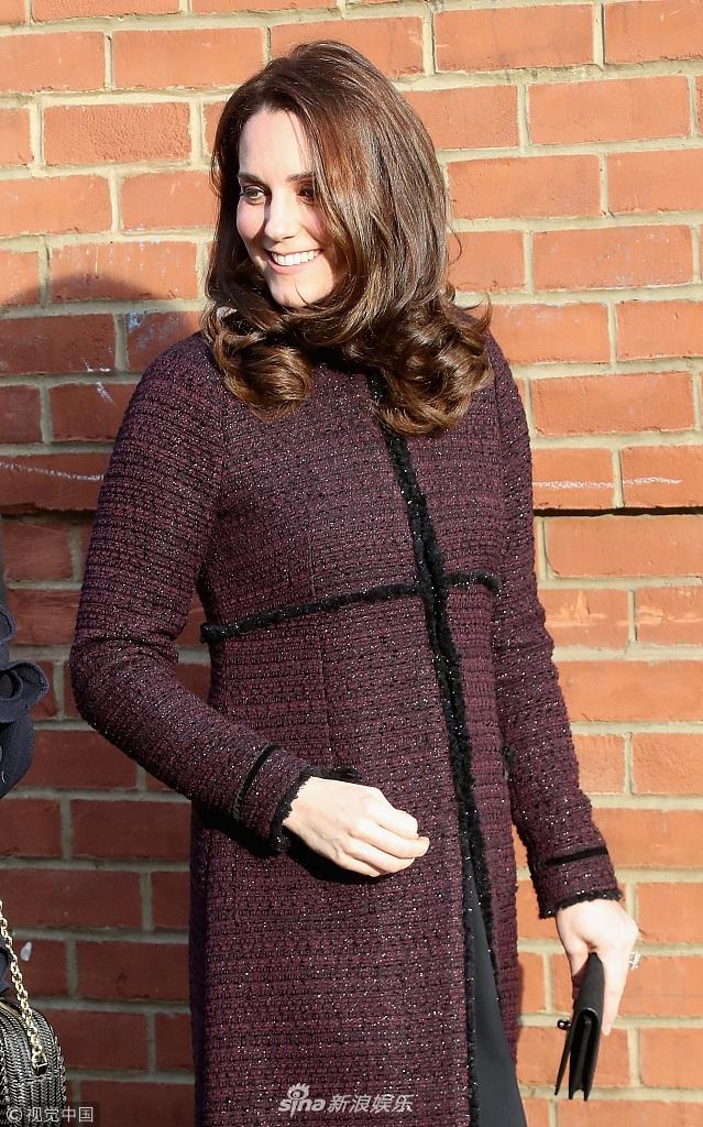 凯特王妃孕肚渐显美腿仍纤细 举止优雅笑容甜